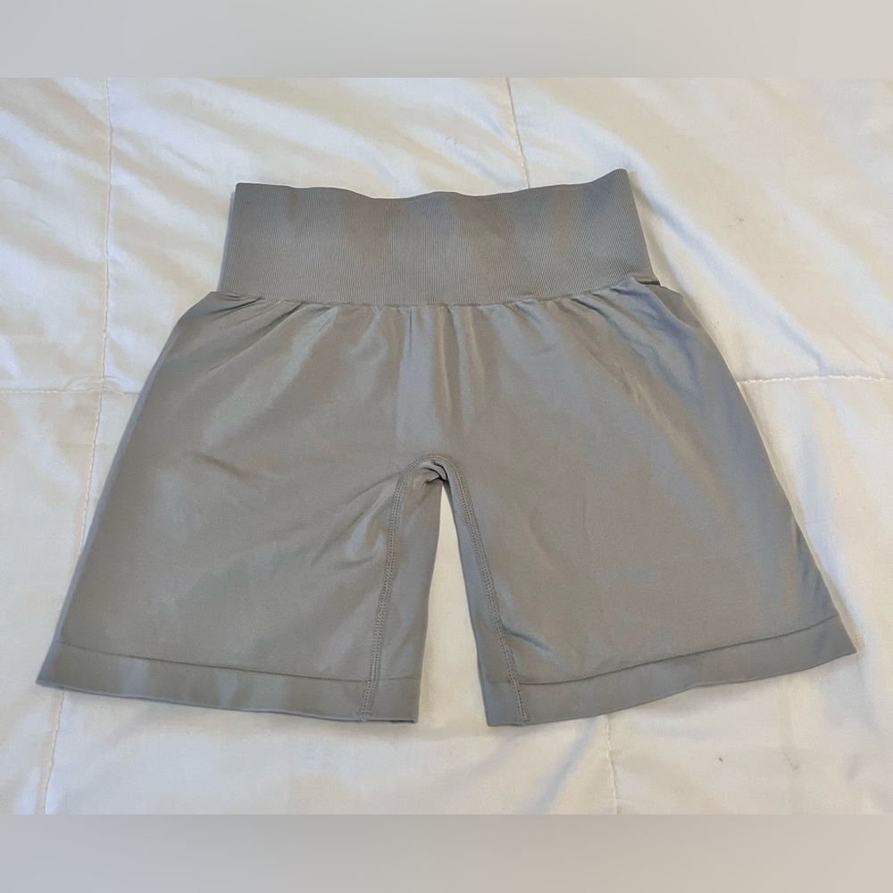 NVGTN Light Grey Solid Seamless Athletic Biker Shorts Women's size small EUC